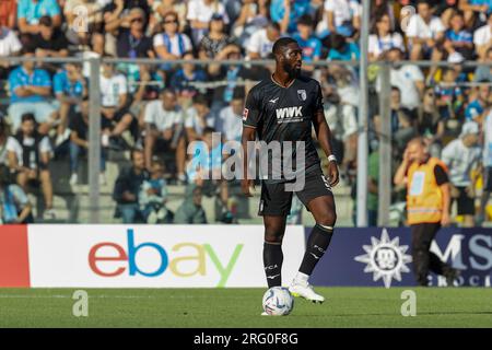 Augsburgs deutscher Verteidiger Patric Pfeiffer kontrolliert den Ball im Freundschaftsspiel SSC Napoli gegen den FC Augsburg. Stockfoto