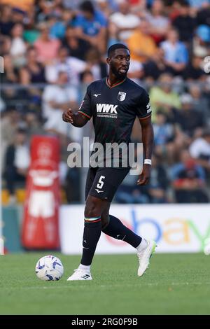 Augsburgs deutscher Verteidiger Patric Pfeiffer kontrolliert den Ball im Freundschaftsspiel SSC Napoli gegen den FC Augsburg. Stockfoto