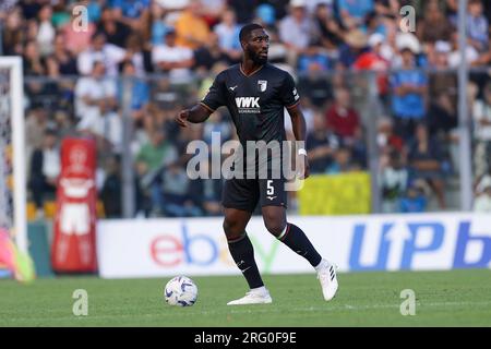 Augsburgs deutscher Verteidiger Patric Pfeiffer kontrolliert den Ball im Freundschaftsspiel SSC Napoli gegen den FC Augsburg. Stockfoto