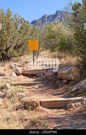 Warnschild am Wanderweg im Organ Mountains-Desert Peaks National Monument Stockfoto