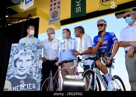 Hommage à Raymond Poulidor et à son Petit fils Mathieu Van der Poel avant le départ de la 9ème étape du Tour de France le 9 juillet 2023 à Saint-Léona Stockfoto