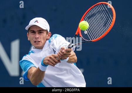 Toronto, Kanada. 6. Aug. 2023. Matteo Arnaldi aus Italien erobert den Ball gegen Matija Pecotic aus Kroatien in der zweiten Runde des Qualifikationsspiels der Herren bei den National Bank Open 2023 in Toronto, Kanada, am 6. August 2023. Kredit: Zou Zheng/Xinhua/Alamy Live News Stockfoto