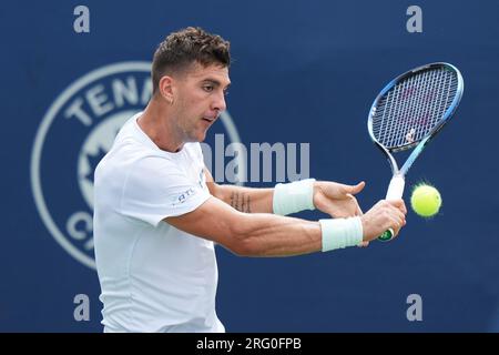 Toronto, Kanada. 6. Aug. 2023. Thanasi Kokkinakis aus Australien erobert den Ball gegen Constant Lestienne aus Frankreich in der zweiten Runde des Qualifikationsspiels der Herren bei den National Bank Open 2023 in Toronto, Kanada, am 6. August 2023. Kredit: Zou Zheng/Xinhua/Alamy Live News Stockfoto