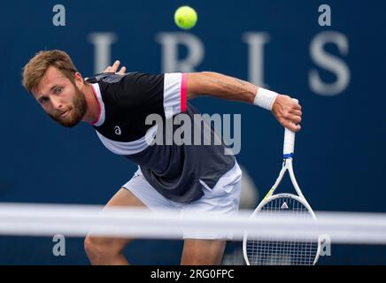 Toronto, Kanada. 6. Aug. 2023. Corentin Moutet von Frankreich gibt den Ball gegen Taro Daniel von Japan zurück, während der zweiten Runde des Qualifikationsspiels der Männer bei den National Bank Open 2023 in Toronto, Kanada, am 6. August 2023. Kredit: Zou Zheng/Xinhua/Alamy Live News Stockfoto