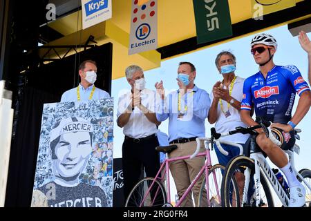 Hommage à Raymond Poulidor et à son Petit fils Mathieu Van der Poel avant le départ de la 9ème étape du Tour de France le 9 juillet 2023 à Saint-Léona Stockfoto