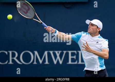 Toronto, Kanada. 6. Aug. 2023. Christopher O'Connell aus Australien erobert den Ball gegen Cristian Garin aus Chile während der zweiten Runde des Qualifikationsspiels der Herren bei den National Bank Open 2023 in Toronto, Kanada, am 6. August 2023. Kredit: Zou Zheng/Xinhua/Alamy Live News Stockfoto