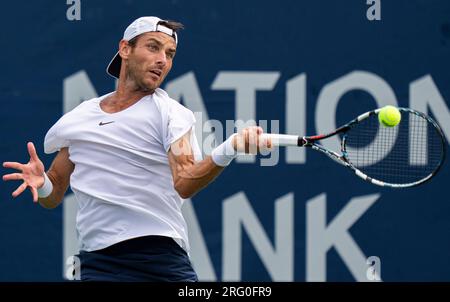 Toronto, Kanada. 6. Aug. 2023. Matija Pecotic aus Kroatien gibt den Ball gegen Matteo Arnaldi aus Italien in der zweiten Runde des Qualifikationsspiels der Herren bei den National Bank Open 2023 in Toronto, Kanada, am 6. August 2023 zurück. Kredit: Zou Zheng/Xinhua/Alamy Live News Stockfoto