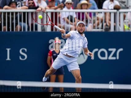 Toronto, Kanada. 6. Aug. 2023. Radu Albot aus der Republik Moldau gibt den Ball gegen Marcos Giron aus den Vereinigten Staaten zurück, während der zweiten Runde des Qualifikationsspiels der Männer bei den National Bank Open 2023 in Toronto, Kanada, am 6. August 2023. Kredit: Zou Zheng/Xinhua/Alamy Live News Stockfoto