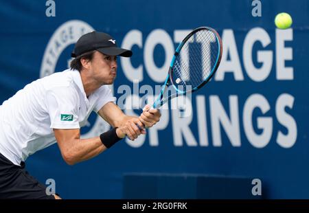 Toronto, Kanada. 6. Aug. 2023. Taro Daniel aus Japan gibt den Ball gegen Corentin Moutet aus Frankreich zurück, während der zweiten Runde des qualifizierenden Singles-Spiels für Männer bei den National Bank Open 2023 in Toronto, Kanada, am 6. August 2023. Kredit: Zou Zheng/Xinhua/Alamy Live News Stockfoto