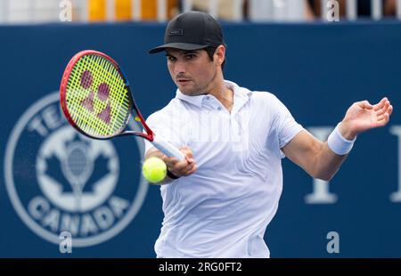 Toronto, Kanada. 6. Aug. 2023. Marcos Giron aus den Vereinigten Staaten gibt den Ball gegen Radu Albot aus der Republik Moldau in der zweiten Runde des Qualifikationsspiels der Männer bei den National Bank Open 2023 in Toronto, Kanada, am 6. August 2023 zurück. Kredit: Zou Zheng/Xinhua/Alamy Live News Stockfoto