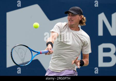 Toronto, Kanada. 6. Aug. 2023. Max Purcell aus Australien gibt den Ball gegen Brayden Schnur aus Kanada zurück, während der zweiten Runde des qualifizierenden Singles-Spiels für Männer bei den National Bank Open 2023 in Toronto, Kanada, am 6. August 2023. Kredit: Zou Zheng/Xinhua/Alamy Live News Stockfoto