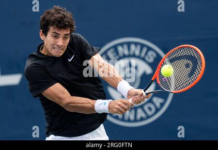 Toronto, Kanada. 6. Aug. 2023. Cristian Garin aus Chile gibt den Ball gegen Christopher O'Connell aus Australien zurück, während der zweiten Runde des Qualifikationsspiels für Männer bei den National Bank Open 2023 in Toronto, Kanada, am 6. August 2023. Kredit: Zou Zheng/Xinhua/Alamy Live News Stockfoto