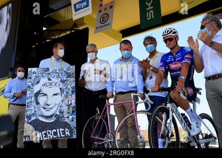 Hommage à Raymond Poulidor et à son Petit fils Mathieu Van der Poel avant le départ de la 9ème étape du Tour de France le 9 juillet 2023 à Saint-Léona Stockfoto