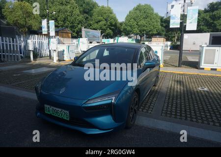 HANGZHOU, CHINA - 7. AUGUST 2023 - Ein neues Energiefahrzeug mit kabelloser Lademöglichkeit wird bei The Asian Game über eine kabellose Ladestation aufgeladen Stockfoto