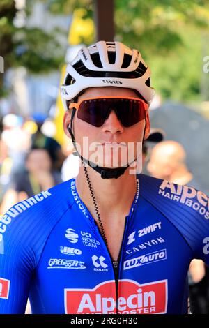 Mathieu Van der Poel avant le départ de la 9ème étape du Tour de France le 9 juillet 2023 à Saint-Léonard-de-Noblat cité de son Grand-père Raymond Pou Stockfoto