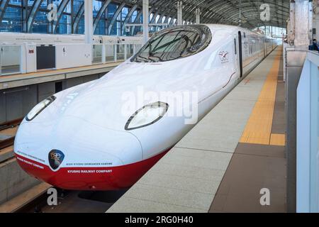 Saga, Japan - Nov. 28 2022: Der Nishi Kyushu Shinkansen (Kamome) verbindet Nagasaki mit Takeo-Onsen, der seit dem 23. September 2022 in Betrieb genommen wird Stockfoto