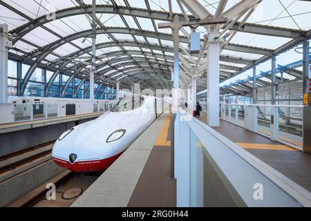 Saga, Japan - Nov. 28 2022: Der Nishi Kyushu Shinkansen (Kamome) verbindet Nagasaki mit Takeo-Onsen, der seit dem 23. September 2022 in Betrieb genommen wird Stockfoto