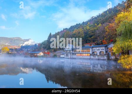 Yufuin, Japan - Nov. 27 2022: Der Kinrin-See ist einer der repräsentativen Sehenswürdigkeiten in der Gegend von Yufuin, am Fuße des Mount Yufu. Das ist es Stockfoto