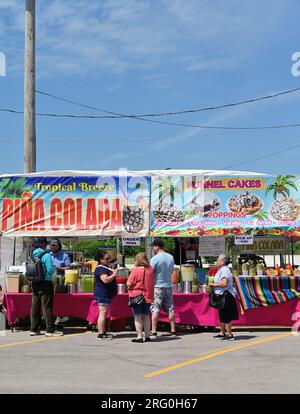 Wheaton, Illinois, USA. Aufgrund der fast Rekordtemperaturen waren Verkaufsstände, die Erfrischungsgetränke verkauften, auf der DuPage County Fair beliebt. Stockfoto