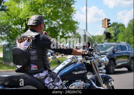 Naperville, Illinois, USA. Ein Biker hält für eine Ampel auf seinem Harley-Davidson-Motorrad an, während er durch DuPage County reist. Stockfoto