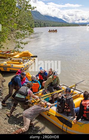 Wir bereiten uns auf ein Floß auf dem Chilkat River vor, Chilkat bald Eagle Preserve Stockfoto