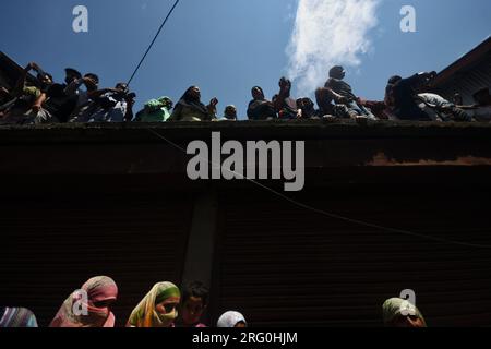 6. August 2023, Srinagar, Jammu und Kaschmir, Indien: Die Dorfbewohner Kaschmirs und ihre Verwandten trauern während der Beerdigungsrunde des indischen Armeesoldaten Waseem Ahmad am 6. August 2023 in Bandipora. Drei Soldaten wurden im von Indien verwalteten Kaschmir während eines Zusammenstoßes mit mutmaßlichen Rebellen getötet, während die umstrittene Region den vierten Jahrestag der Einführung der direkten Herrschaft in Neu Delhi beging, so die Polizei am 5. August. (Kreditbild: © Mubashir Hassan/Pacific Press via ZUMA Press Wire) NUR REDAKTIONELLE VERWENDUNG! Nicht für den kommerziellen GEBRAUCH! Stockfoto