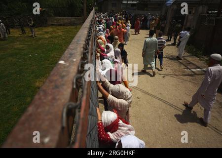 6. August 2023, Srinagar, Jammu und Kaschmir, Indien: Die Dorfbewohner Kaschmirs und ihre Verwandten trauern während der Beerdigungsrunde des indischen Armeesoldaten Waseem Ahmad am 6. August 2023 in Bandipora. Drei Soldaten wurden im von Indien verwalteten Kaschmir während eines Zusammenstoßes mit mutmaßlichen Rebellen getötet, während die umstrittene Region den vierten Jahrestag der Einführung der direkten Herrschaft in Neu Delhi beging, so die Polizei am 5. August. (Kreditbild: © Mubashir Hassan/Pacific Press via ZUMA Press Wire) NUR REDAKTIONELLE VERWENDUNG! Nicht für den kommerziellen GEBRAUCH! Stockfoto