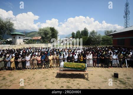 6. August 2023, Srinagar, Jammu und Kaschmir, Indien: Soldaten und Dorfbewohner der indischen Armee nehmen am 6. August 2023 in Bandipora an den Trauergebeten eines indischen Armeesoldaten Waseem Ahmad Teil. Drei Soldaten wurden im von Indien verwalteten Kaschmir während eines Zusammenstoßes mit mutmaßlichen Rebellen getötet, während die umstrittene Region den vierten Jahrestag der Einführung der direkten Herrschaft in Neu Delhi beging, so die Polizei am 5. August. (Kreditbild: © Mubashir Hassan/Pacific Press via ZUMA Press Wire) NUR REDAKTIONELLE VERWENDUNG! Nicht für den kommerziellen GEBRAUCH! Stockfoto