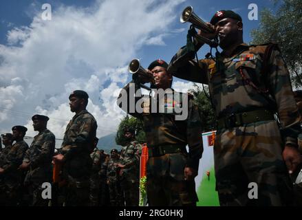 6. August 2023, Srinagar, Jammu und Kaschmir, Indien: Soldaten der indischen Armee zollen ihren Respekt vor einem Sarg mit den sterblichen Überresten des indischen Armeesoldaten Waseem Sarwar, am 6. August 2023 in Bandipora. Drei Soldaten wurden im von Indien verwalteten Kaschmir während eines Zusammenstoßes mit mutmaßlichen Rebellen getötet, während die umstrittene Region den vierten Jahrestag der Einführung der direkten Herrschaft in Neu Delhi beging, so die Polizei am 5. August. (Kreditbild: © Mubashir Hassan/Pacific Press via ZUMA Press Wire) NUR REDAKTIONELLE VERWENDUNG! Nicht für den kommerziellen GEBRAUCH! Stockfoto