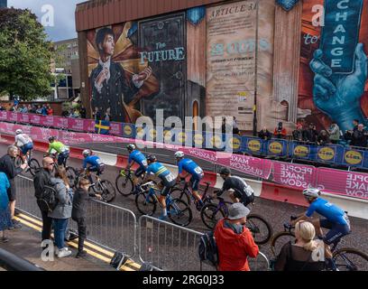 Glasgow, Schottland, Großbritannien. 6. Aug. 2023. UCI-Weltmeisterschaft – Mathieu van der Poel gewinnt das Elite Road Race Road Race Race von Edinburgh nach Glasgow, das mit 10 Runden auf der Rennstrecke im Stadtzentrum endet. Credit R.Gass/Alamy Live News Stockfoto