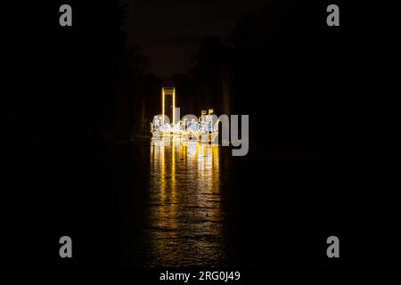 Kleine Schiffe und Boote Weihnachtsdekorationen im Oliva-Park Danzig Polen. Schöne Weihnachtsmesse am Abend. Adventswinterzeit in Europa. Weihnachtsmärkte im Dezember zum Feiern verziert Stockfoto