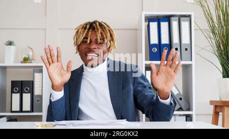 Erfolgreiche Arbeitsfeiern Mann tanzt Büroschreibtisch Stockfoto
