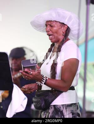 New Orleans, USA. 06. Aug. 2023. Charmaine Neville tritt am Sonntag, den 6. August 2023 auf der Fidelity Bank Stage während des Satchmo Summerfests in der Old U.S. Mint in New Orleans, Louisiana, auf. (Foto: Peter G. Forest/Sipa USA) Kredit: SIPA USA/Alamy Live News Stockfoto