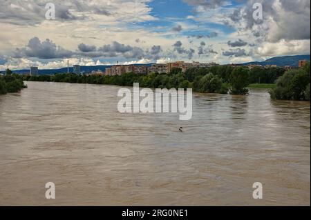 Das hohe und schnelle Wasser des Flusses Sava erhebt sich in der Stadt Zagreb Stockfoto