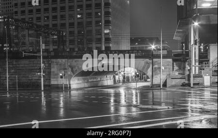 Elizabeth Street in der Campbell Street in Sydney, Australien, in einer regnerischen Nacht mit den erhöhten Bahngleisen des Hauptbahnhofs. Stockfoto