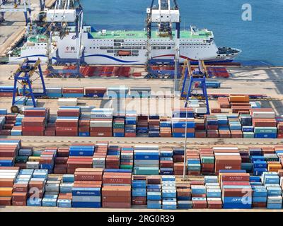 YANTAI, CHINA - 6. AUGUST 2023 - Containerterminal im Hafen Yantai, Provinz Shandong, 6. August 2023. Daten des Verkehrsministeriums zeigen, dass ich Stockfoto