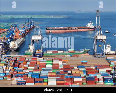 YANTAI, CHINA - 6. AUGUST 2023 - Containerterminal im Hafen Yantai, Provinz Shandong, 6. August 2023. Daten des Verkehrsministeriums zeigen, dass ich Stockfoto