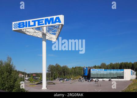 Sodertalje, Schweden - 5. August 2023: Das Biltema-Schild, Parkplatz und Geschäft in Vasa. Stockfoto