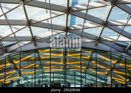 Denver, Colorado - 2. August 2023: Bürobereich im Freien unter dem Glasdach am Denver International Airport Stockfoto