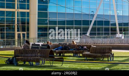 Denver, Colorado - 2. August 2023: Ruhebereich im Freien am Denver International Airport Stockfoto