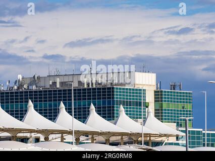 Denver International Airport. Architektur Peaks gegen den blauen Himmel Stockfoto