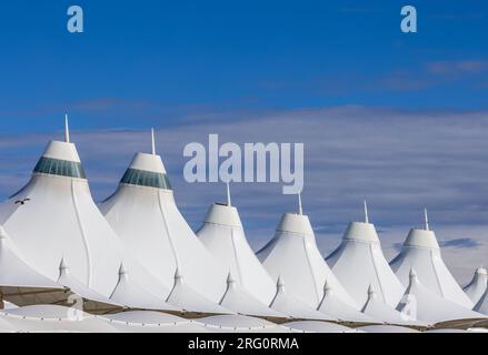 Denver International Airport. Architektur Peaks gegen den blauen Himmel Stockfoto