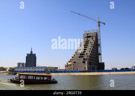 Hochhaus am blauen Himmel, nordchina Stockfoto