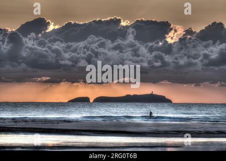 Sonnenaufgang auf South Solitary Island und Green Rock auf der linken Seite, von Moonee Beach, Coffs Harbour, New South Wales, Australien Stockfoto