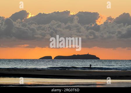 Sonnenaufgang auf South Solitary Island und Green Rock auf der linken Seite, von Moonee Beach, Coffs Harbour, New South Wales, Australien Stockfoto