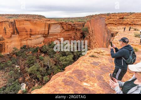 Blick vom Cotterills Lookout in Richtung des nördlichen Arms des Kings Canyon. Am Fuße befinden sich der Kings Creek und der Garten Eden mit der Vegetation, die den Fluss säumt Stockfoto