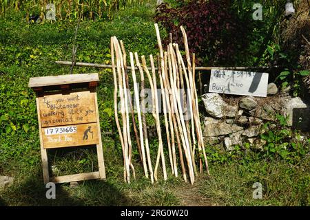 Einfache rustikale Wanderstöcke zum Verkauf oder zum Vermieten entlang des Weges nach Khamsum Yulley Namgyal Chorten in der Nähe von Yepaisa Village im Bezirk Punakha, Bhutan Stockfoto