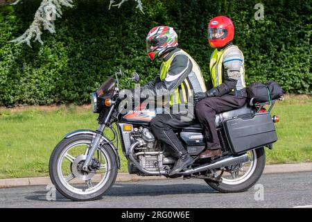 Whittlebury, Northants., Großbritannien - Aug 6. 2023. 1980 Honda CX500-Oldtimer-Motorrad, das durch ein englisches Dorf fährt. Stockfoto