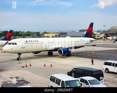 New York City, USA - 12. Mai 2023: delta Airlines Flugzeug Flugzeug vor dem Flug im Lagarda Flughafen Terminal. Stockfoto