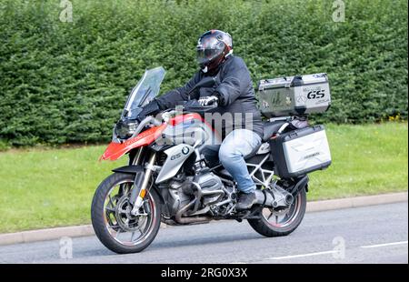 Whittlebury, Northants., Großbritannien - Aug 6. 2023. BMW R1200GS Motorrad, das durch ein englisches Dorf fährt. Stockfoto